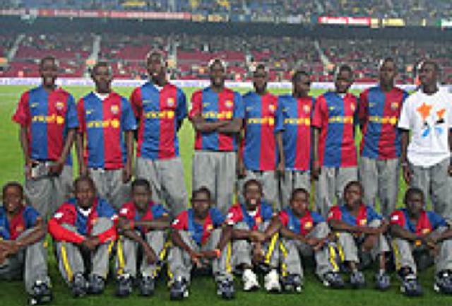 Young footballers from the Kids League pose for photos before the FC Barcelona-Zaragoza game at Barcelona’s Camp.